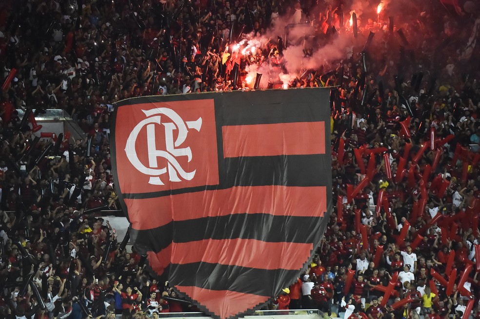 Escudo na torcida do Flamengo no Maracanã — Foto: André Durão / ge