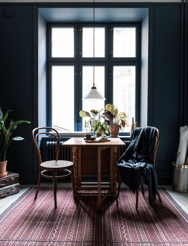 Décor do dia: Sala de jantar vintage com paredes azul escura  (Foto: JOHAN SPINELL/DIVULGAÇÃO)