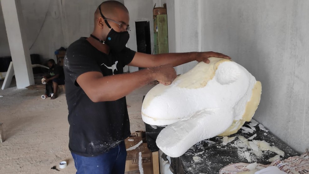 O Paleoartista contou com uma equipe para concluir o trabalho de confecção do Dino Titã — Foto: Anilson Borges dos Santos/Arquivo Pessoal