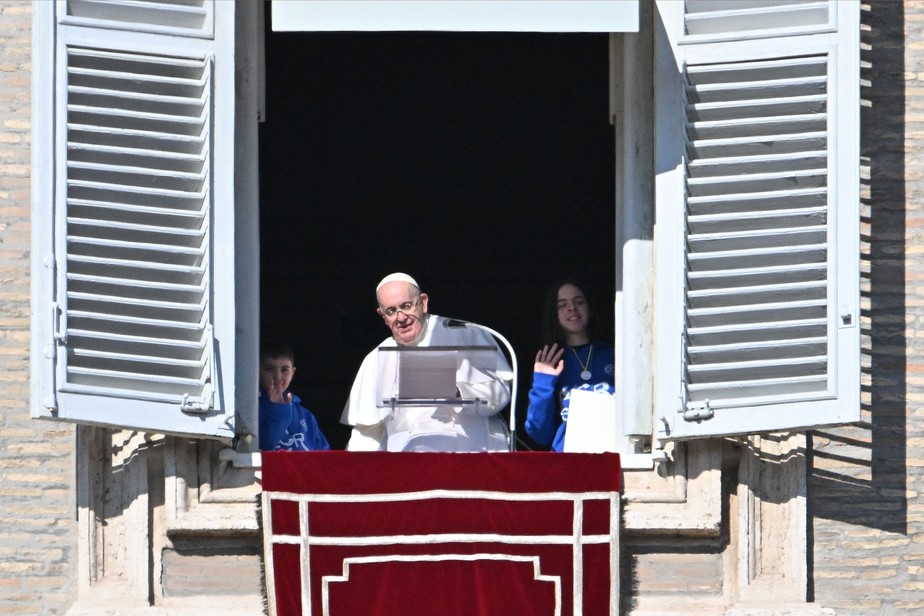 Papa Francisco se dirige à multidão da janela do palácio apostólico durante a oração semanal do Angelus no Vaticano em 29 de janeiro de 2023