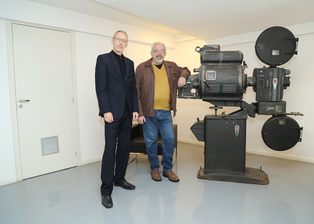 Curadores do Cine Passeio, Marcos Jorge e Marden Machado, ressaltam que o espaço valoriza o cinema e a cultura curitibana — Foto: Giuliano Gomes/PRPress
