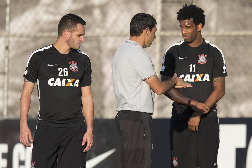 Carille e Gil conversando observados por Renato Augusto, em 2015, no Corinthians — Foto: Daniel Augusto Jr/Ag.Corinthians