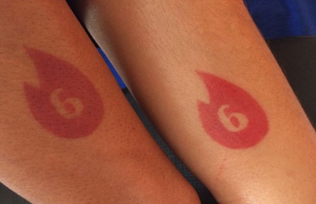 Bia e Alexandre tatuaram o símbolo do Tinder, após se conhecerem no aplicativo de relacionamento. (Foto: Arquivo Pessoal)