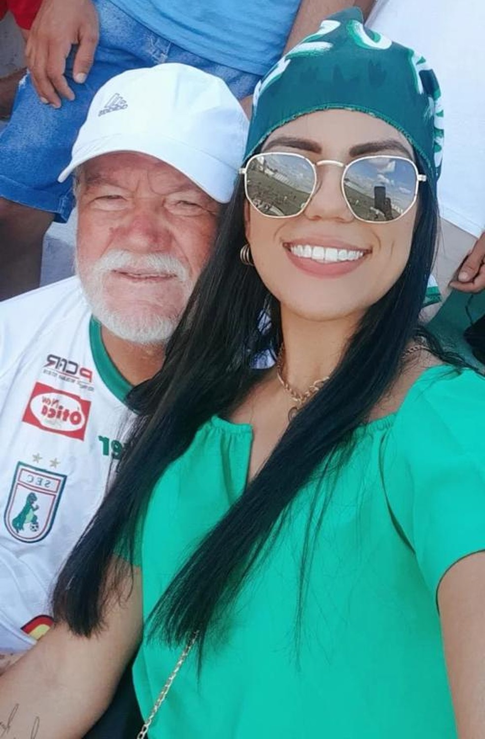 Edivandro Barros e Hemmelly Morais, torcedores do Treze, trajados de torcedores do Sousa, para verem o Galo campeão — Foto: Acervo pessoal / Hemmelly Morais