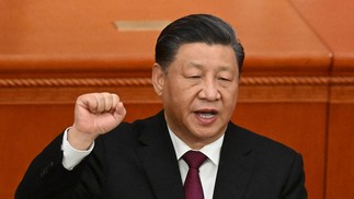 Presidente da China, Xi Jinping, presta juramento após ser reeleito como presidente para um terceiro mandato durante a terceira sessão plenária do Congresso Nacional do Povo  — Foto: NOEL CELIS/AFP
