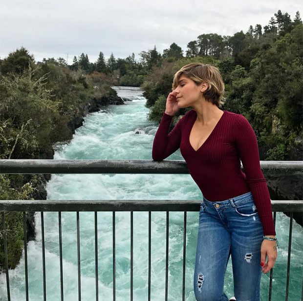 Isabella Santoni nas Cataratas de Huka, em Taupo, na Nova Zelândia  (Foto: Reprodução)