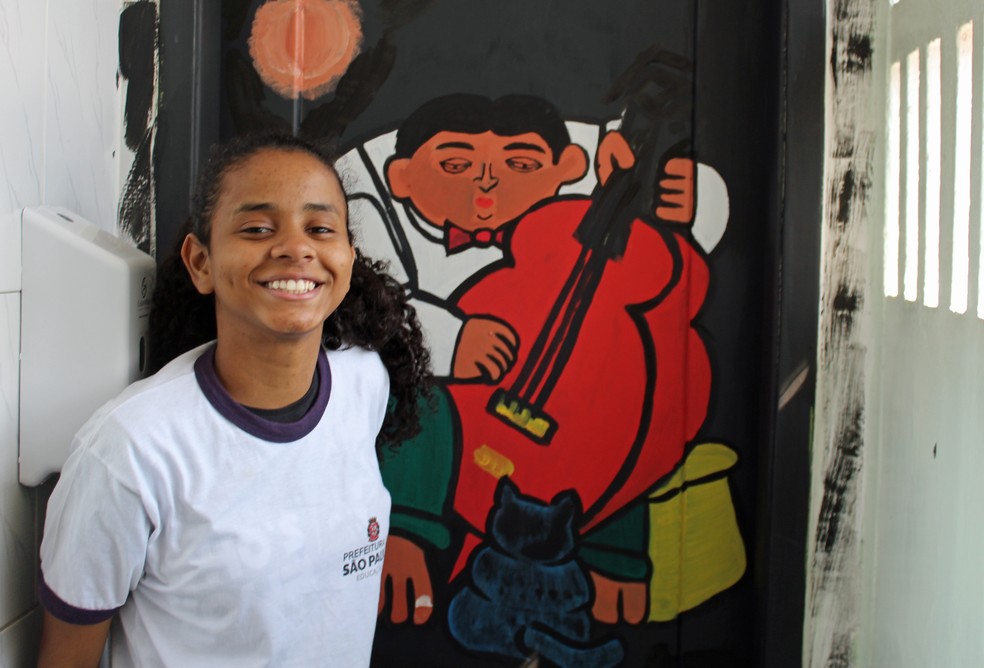Elaine Dina ao lado da reproduÃ§Ã£o de uma das obras do artista colombiano Fernando Botero. â Foto: Vitor Muniz/G1