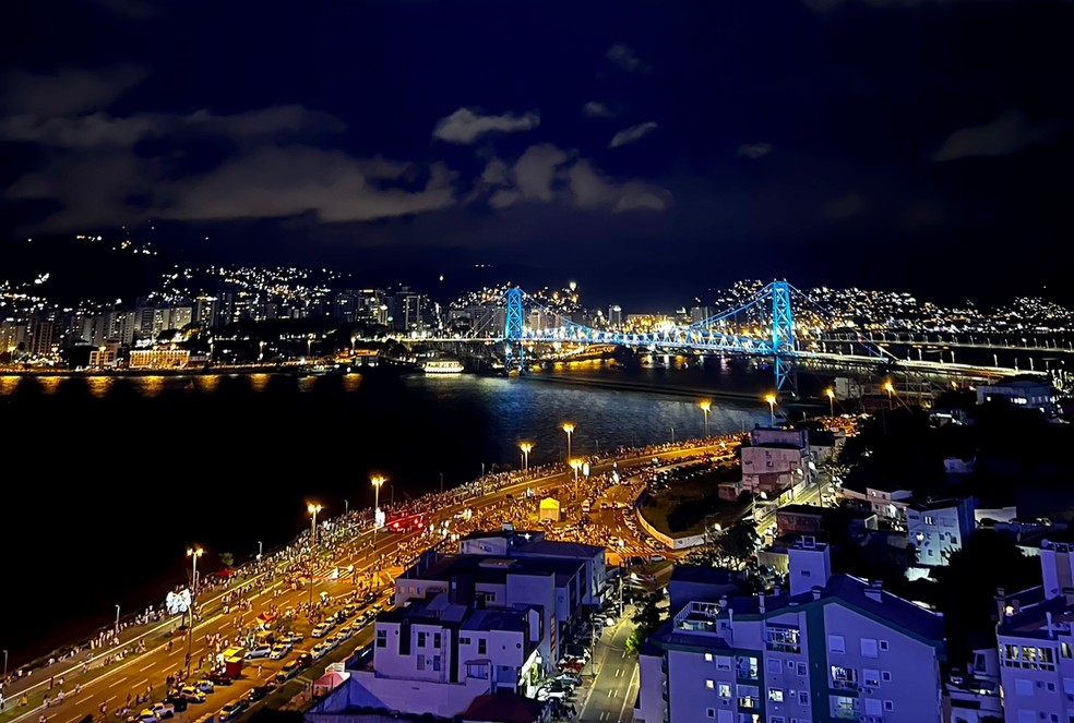 Público na Beira-mar Continental, em Florianópolis, chega para acompanhar show de fogos do réveillon 2023 — Foto: Mateus Castro/NSC TV