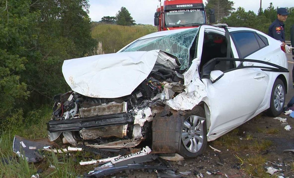 Carros envolvidos em acidente em Ciríaco ficaram com aparte frontal destruída (Foto: Reprodução/RBS TV)