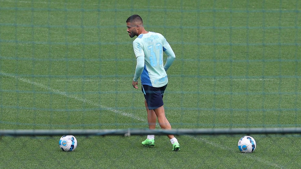 Um dia após ser anunciado, Tabata já treina com o elenco