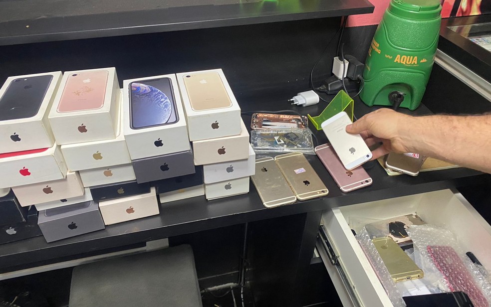 Polícia apreende iPhones em loja de empresário suspeito de comprar celulares com cartão clonado em Formosa, Goiás — Foto: Reprodução/Polícia Civil