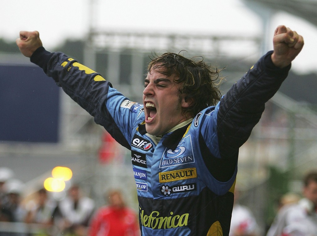 Fernando Alonso comemorando o título de 2005, obtido no GP do Brasil, em Interlagos — Foto: Clive Rose/Getty Images