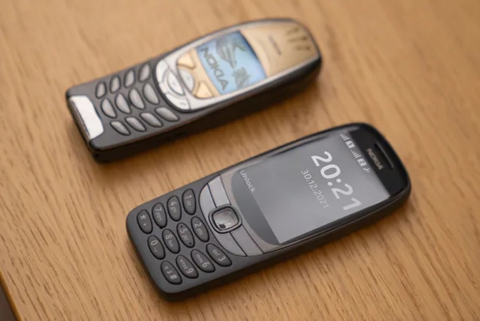 Nokia 6310 original ao lado da nova versão do 