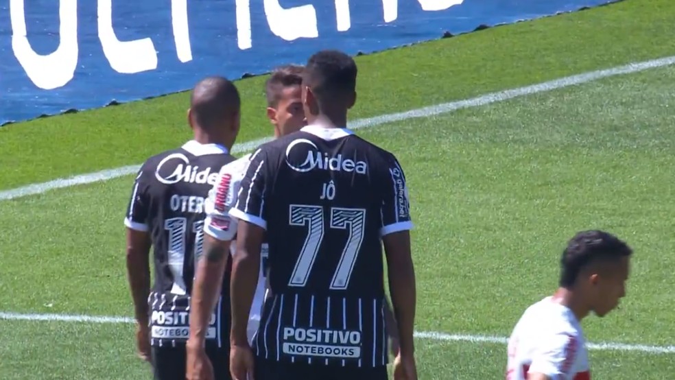 Jô e Diego Costa, São Paulo x Corinthians — Foto: reprodução/vídeo