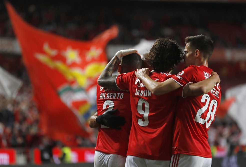 Jogadores do Benfica comemoram um dos sete gols na vitória pelo Campeonato Português   — Foto: Reuters