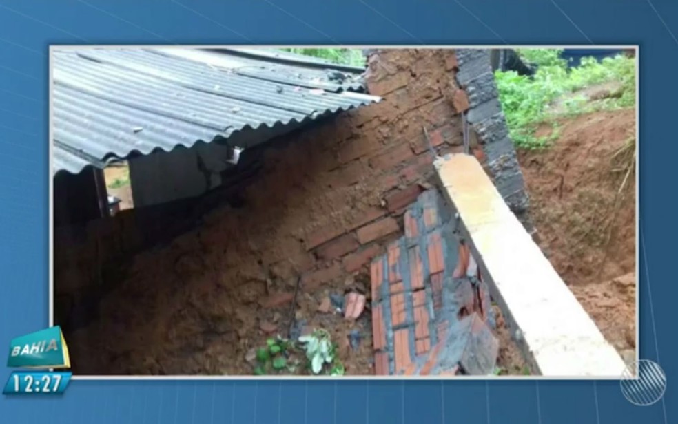 Muro desabou e atingiu fundo de casa no Bairro da Paz (Foto: Reprodução/TV Bahia)