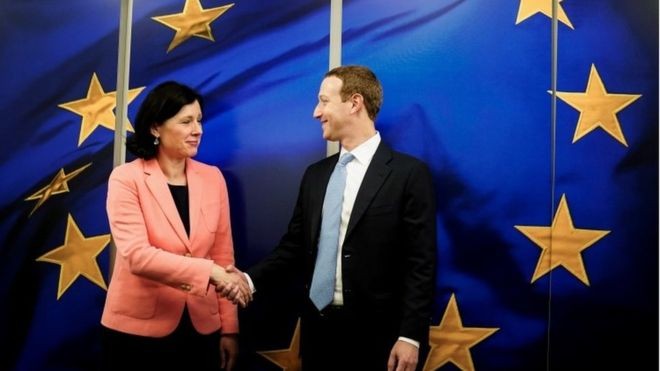Vera Jourova, vice-presidente da Comissão Europeia, cumprimenta Mark Zuckerberg; ele está na Europa fazendo lobby por uma 'boa' regulamentação das redes sociais (Foto: Getty Images via BBC)