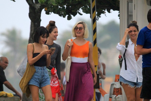 Nathalia Dill e Marina Moschen curtem dia de praia com amigas (Foto: AgNews)