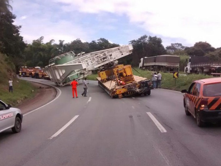 Queda de transformador obstruiu BR-381 em Itatiaiuçu. (Foto: Polícia Rodoviária Federal/Divulgação)