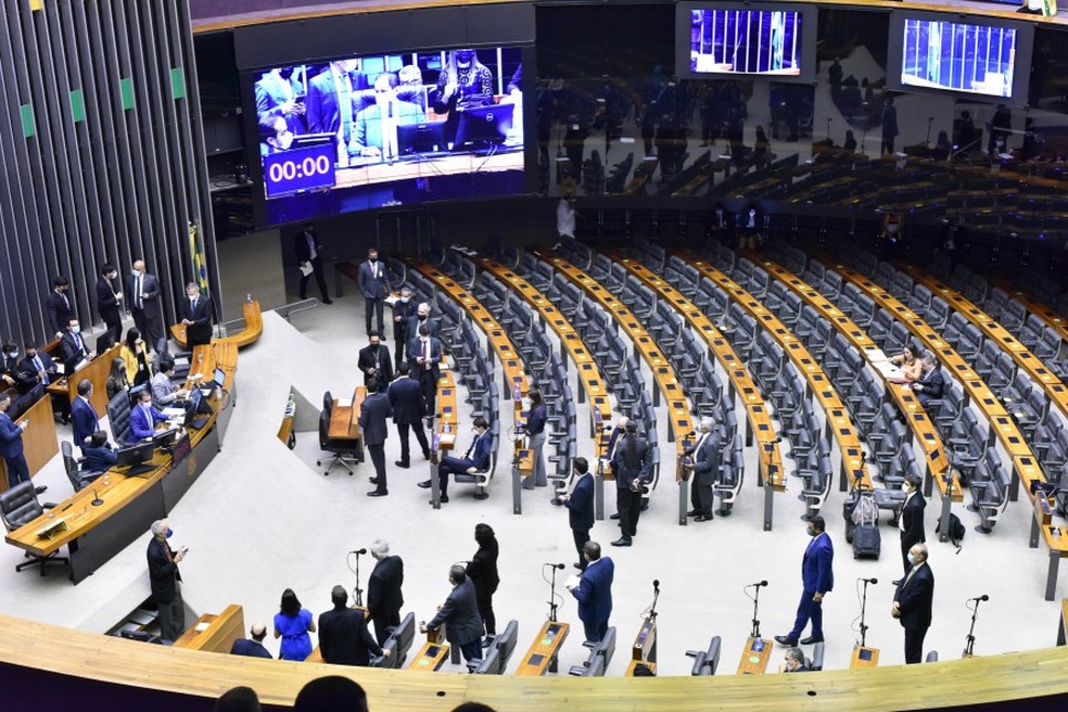 Deputados aprovam urgência a projeto que pode reduzir conta de luz — Foto:         