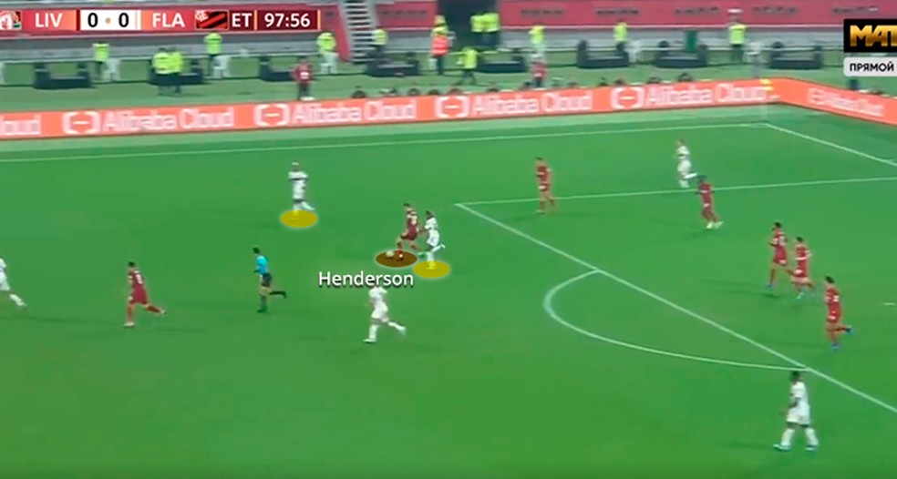 O primeiro passe de Henderson no lance do gol: inteligência de jogo — Foto: Leonardo Miranda