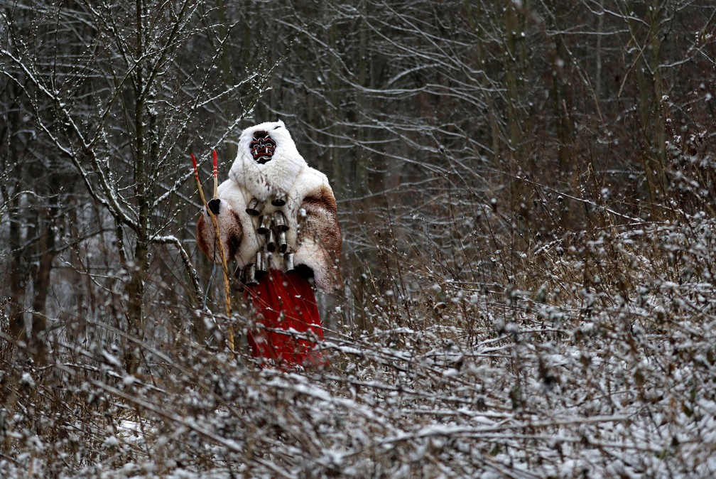 Um folião vestido de demônio é visto na vila de Valasska Polanka durante um tradicional desfile de São Nicolau perto da cidade de Vsetin, na República Tcheca — Foto: David W. Cerny/Reuters