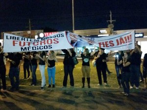 Estudantes de medicina protestaram contra a redução de vagas do Fies (Foto: Heloise Hamada/G1)