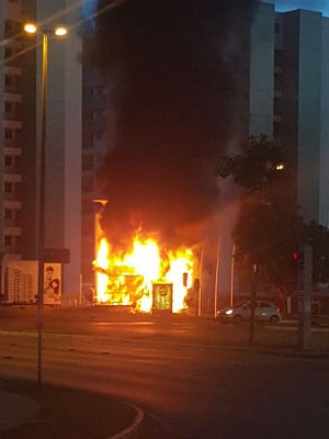 Posto comunitário da PM em chamas no Guará, no Distrito Federal (Foto: Polícia Militar/Divulgação)