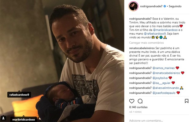 Rodrigo Andrade com Valentim, seu afilhado e filho de Rafael Cardoso e Marti Bridi (Foto: Reprodução/Instagram)