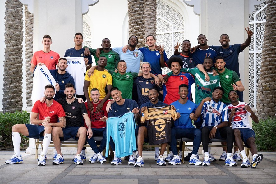 Cores variadas: os jogadores da seleção da França com as camisas de seus clubes de formação