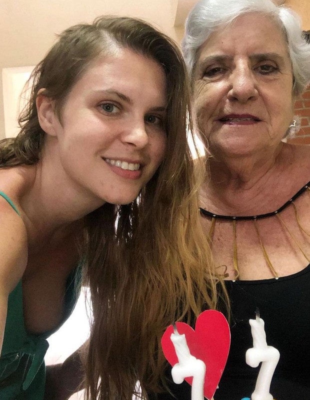 Caroline Figueiredo com a avó (Foto: Reprodução/Instagram)