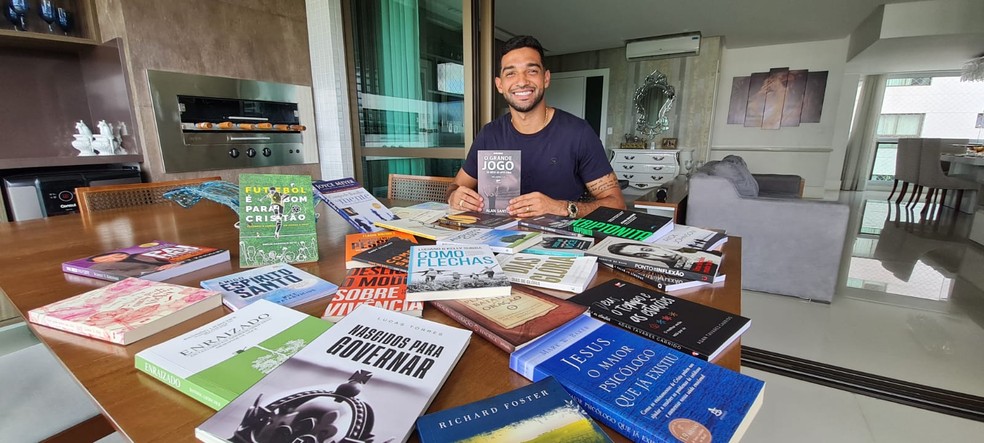 Alan Santos gosta de ler e já publicou o próprio livro — Foto: Renan Ribeiro / TV Bahia