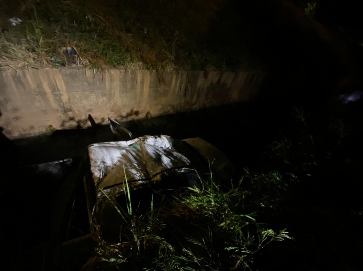 Caminhonete cai em córrego e três pessoas ficam feridas, em Montes Claros