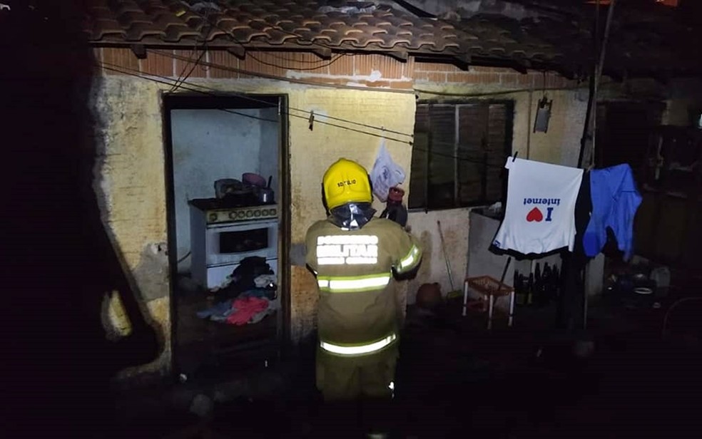 Casal foi resgatado após incêndio em residência em Campos Gerais — Foto: Corpo de Bombeiros