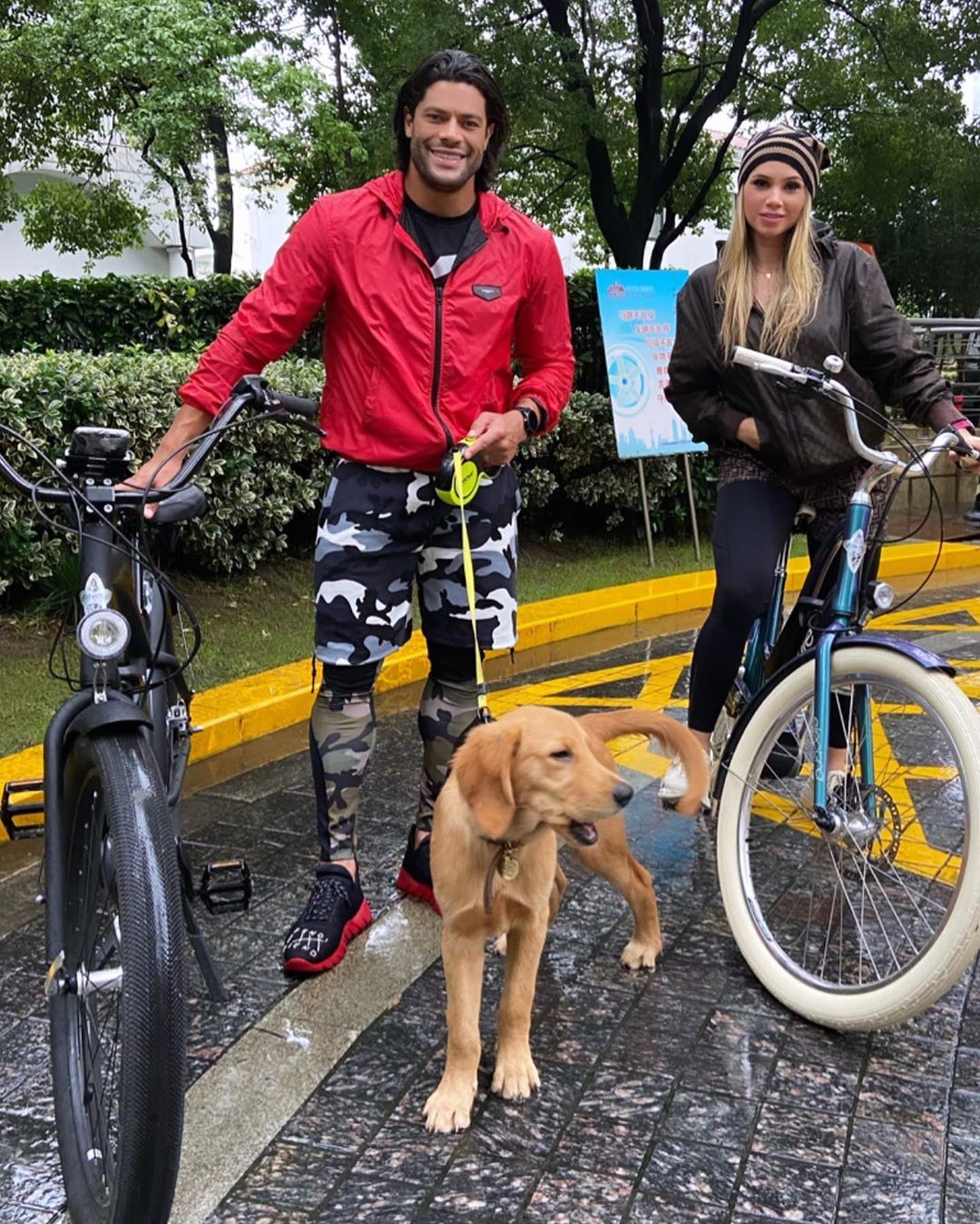 Hulk Paraíba e Camila Ângelo pedalam em Xangai (Foto: Reprodução/Instagram)