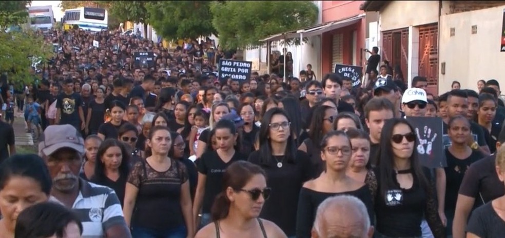 Moradores de São Pedro do Piauí realizaram caminhada pedindo paz (Foto: Reprodução TV Clube)