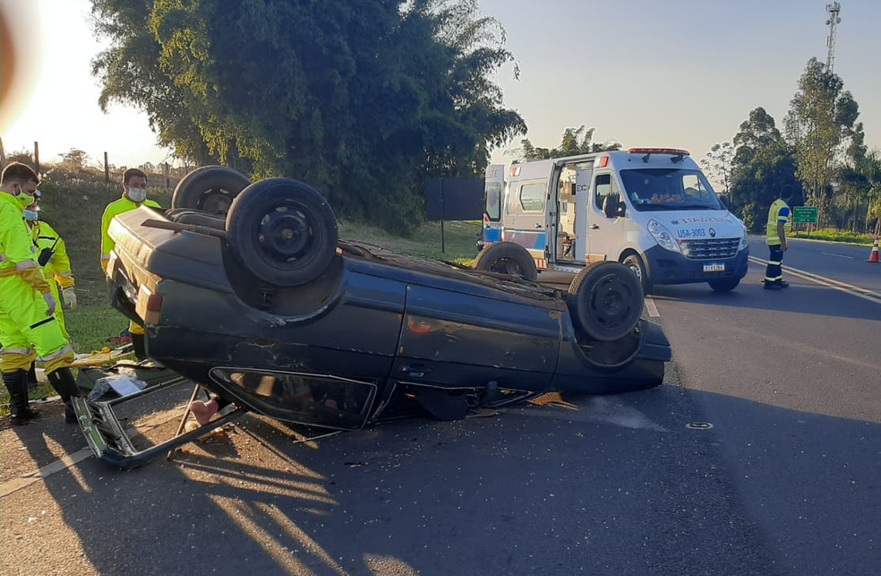 Carro capota e deixa feridos em rodovia de Hercul&acirc;ndia &mdash; Foto: Diego Pereira/Mais Tup&atilde;