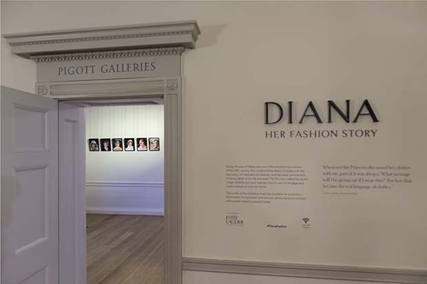 The entrance to Diana: Her Fashion Story at Kensington Palace. The exhibition features some of the most memorable outfits worn by Diana, Princess of Wales, as well as photography of the occasions on which she wore them (Foto: @SUZYMENKESVOGUE)