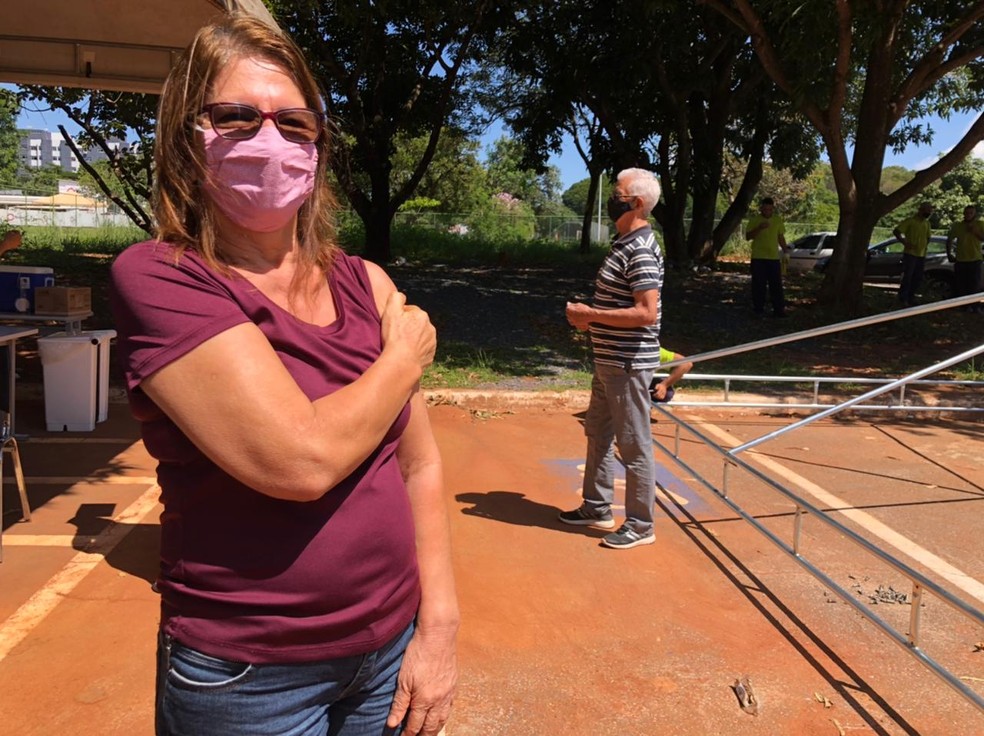 Lucília Ferreira da Cruz, de 65 anos, conseguiu tomar a primeira dose da vacina contra a Covid-19, no DF — Foto: Walder Galvão/G1