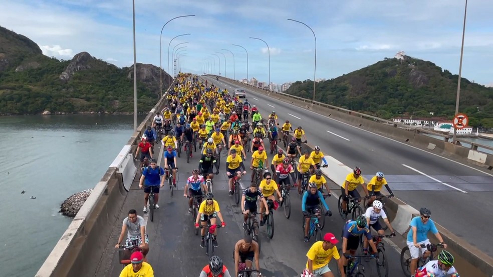 Em 'Pedalaço pela Paz', ciclistas atravessaram a Terceira Ponte neste domingo (29) — Foto: Reprodução/TV Gazeta