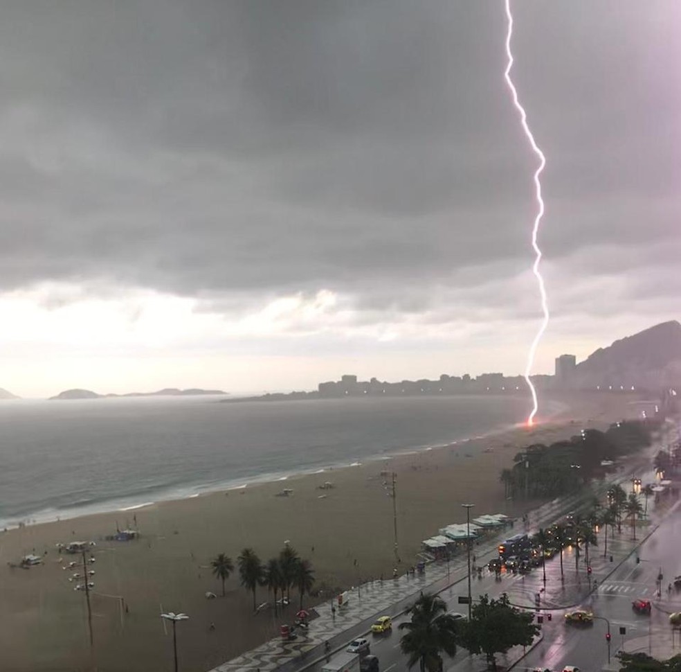 Raio atinge a Praia de Copacabana; um homem morreu â Foto: Redes sociais