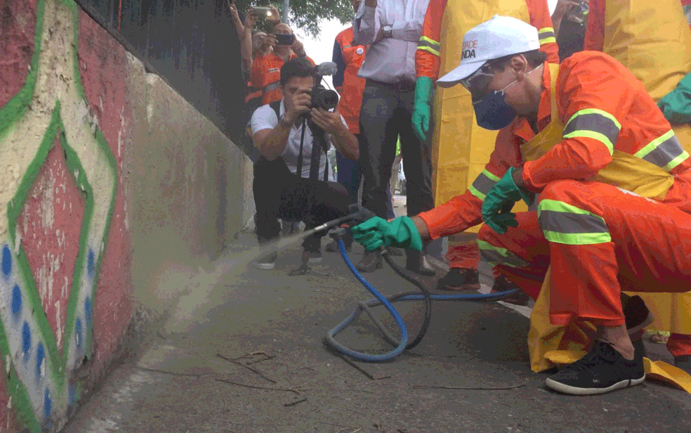 Prefeito João Doria pinta muro que receberá grafites na Avenida 23 de Maio (Foto: Paula Paiva)