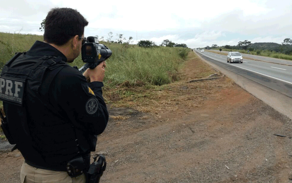 Policial Rodoviário Federal com radar em rodovia do DF — Foto: PRF/Divulgação