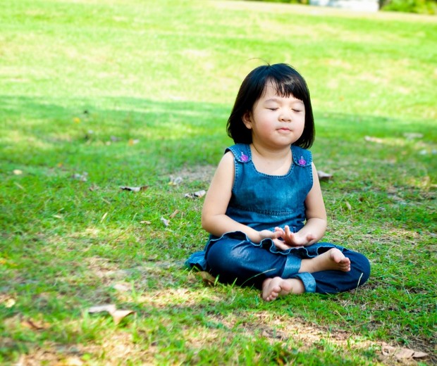meditar relaxar meditação ioga natureza criança relaxamento  (Foto: thinkstock)