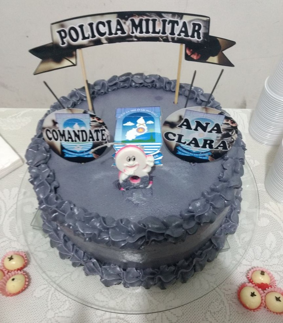 Ana Clara ganhou o "bolo da polícia" que sempre quis (Foto: Jefferson Lima/Arquivo pessoal)