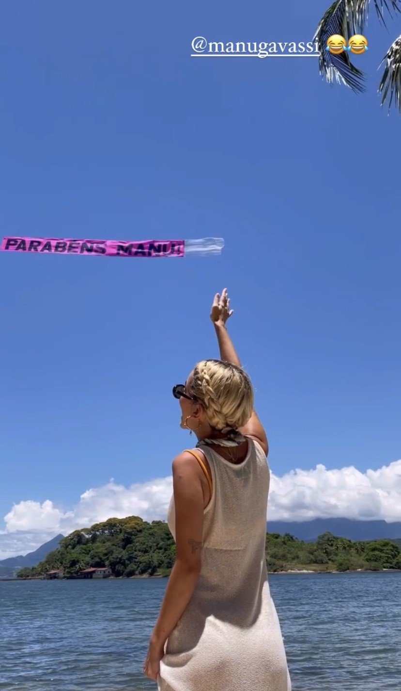 Manu Gavassi é surpreendida com avião e mensagem de parabéns nos céus (Foto: Instagram)