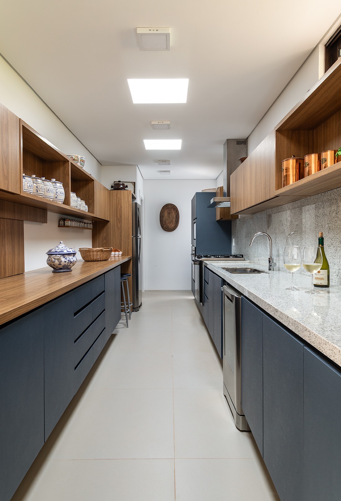 COZINHA | Mesmo fechada, essa cozinha também está integrada com outros ambientes. Ela é mais funcional e fechada (Foto: Divulgação / Evelyn Müller)