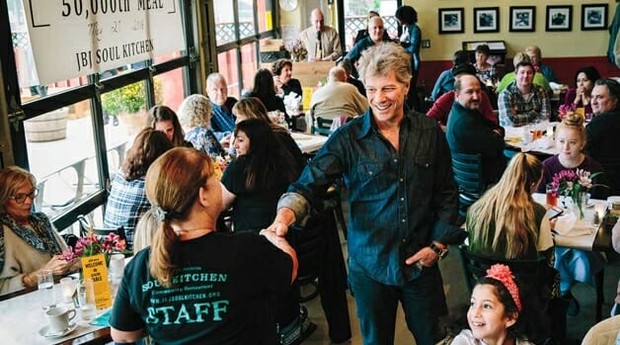 Jon Bon Jovi recepciona funcionários públicos (Foto: Divulgação)