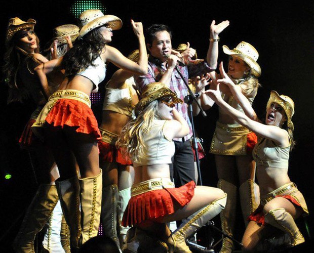 Cantor Leonardo rodeado de bailarinas maravilhosas (Foto: Arquivo Pessoal)