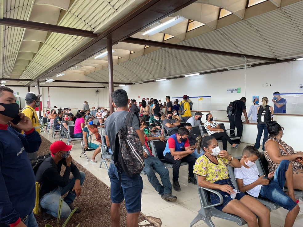 Into voltou a ter longas filas em Rio Branco com terceira onda da Covid  — Foto: Ana Paula Xavier/Rede Amazônica Acre 